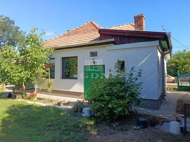 Eladó családi ház, Veresegyházon 69.9 M Ft, 3 szobás