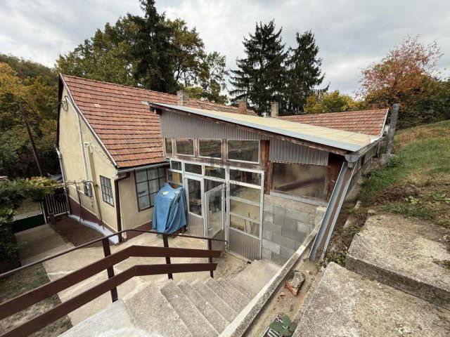 Eladó családi ház, Pécsett 29.9 M Ft, 2 szobás