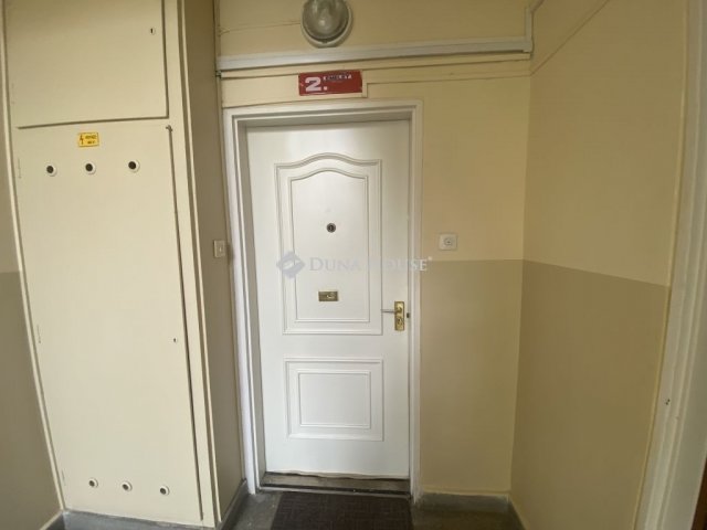 Eladó panellakás, Pécsett 33 M Ft, 2 szobás
