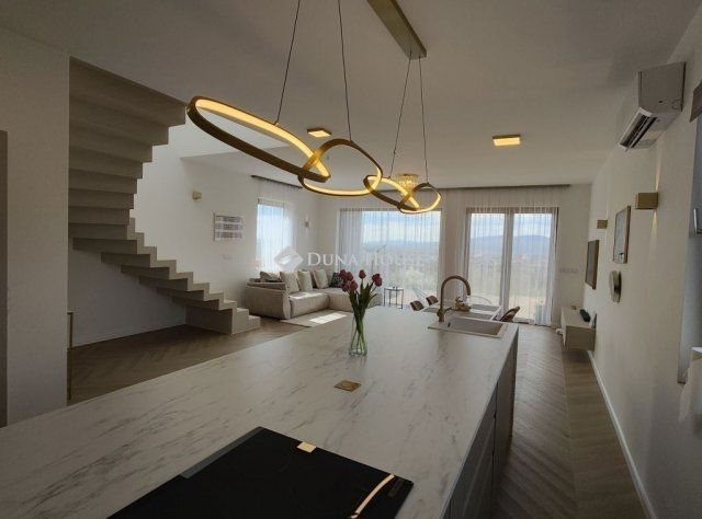 Eladó családi ház, Vácon 159.9 M Ft, 5 szobás