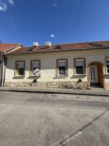 Eladó téglalakás, Pécsett 39.9 M Ft, 4 szobás