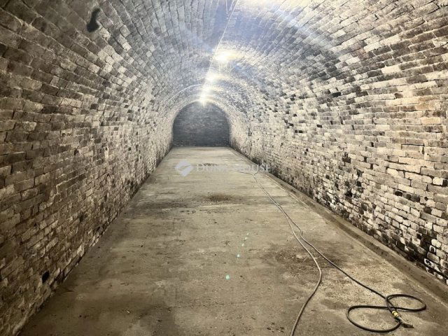 Eladó családi ház, Bólyban 220 M Ft, 9 szobás