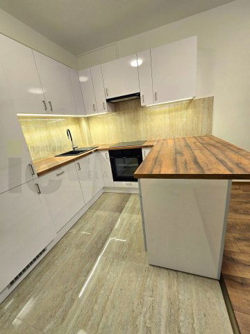 Eladó panellakás, Szegeden, Lomnici utcában 69.9 M Ft, 2+2 szobás