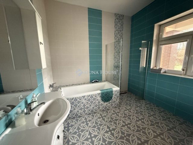 Eladó családi ház, Esztergomban 98 M Ft, 3 szobás