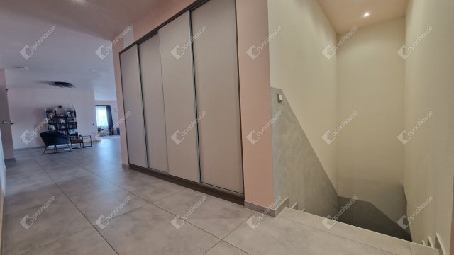 Eladó családi ház, Komáromban 450 M Ft, 7 szobás