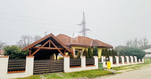 Eladó családi ház, Ajkán 150 M Ft, 3 szobás