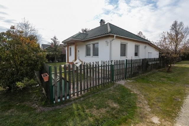 Eladó családi ház, Csákváron 178 M Ft, 9 szobás