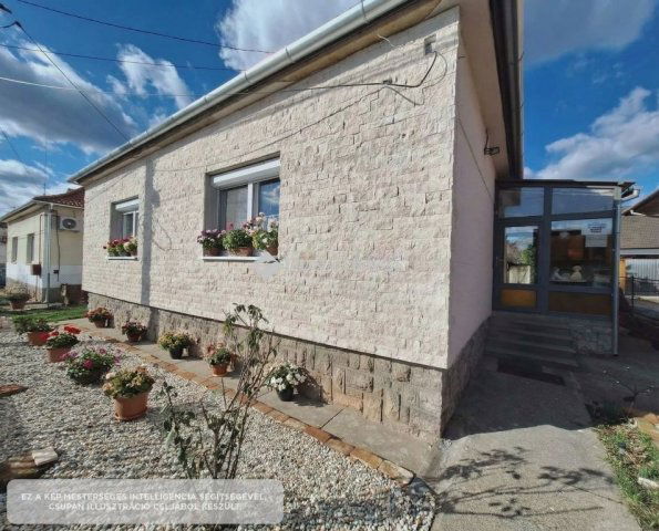 Eladó családi ház, Pécsett 86.9 M Ft, 3 szobás