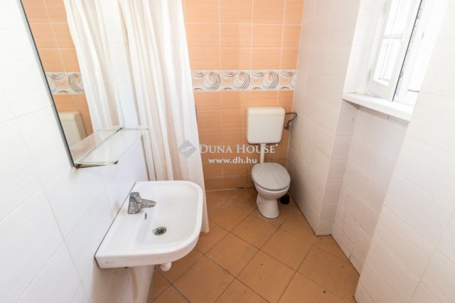 Eladó családi ház, Szombathelyen 95 M Ft, 9 szobás