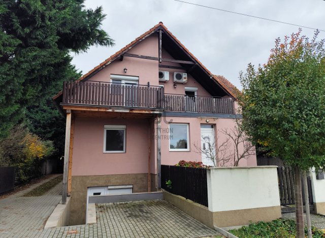 Eladó családi ház, Balatonszemesen 100 M Ft, 8 szobás