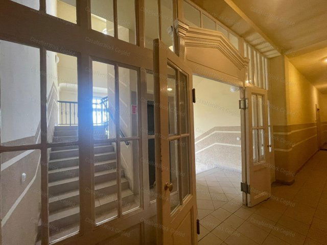 Eladó téglalakás, Szolnokon 53.5 M Ft, 3 szobás