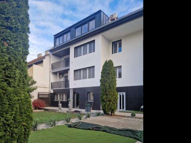 Eladó családi ház, Szegeden 0.8 M Ft, 17 szobás