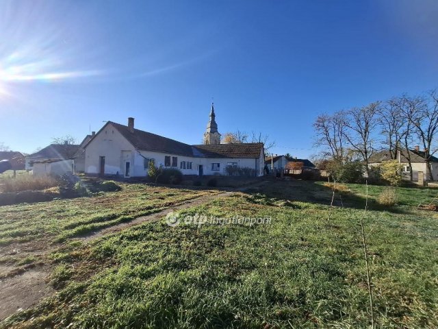 Eladó családi ház, Hencidán 18 M Ft, 5 szobás