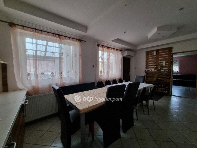 Eladó családi ház, Iszkázon 38.8 M Ft, 5+1 szobás