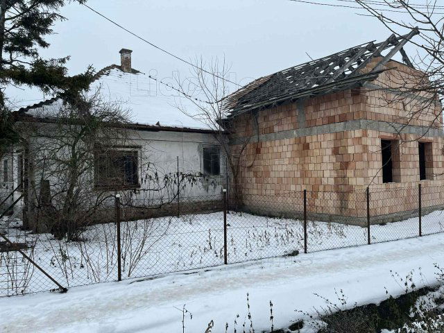 Eladó ikerház, Várpalotán 25 M Ft, 5 szobás