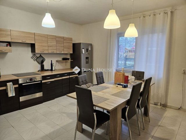 Eladó családi ház, Nyúlon 100 M Ft, 6 szobás