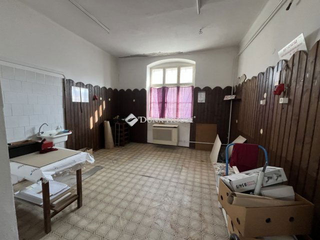 Eladó üzlethelyiség, Gencsapátiban 9.6 M Ft