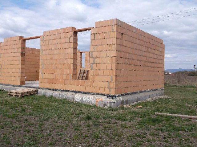Eladó családi ház, Adácson 37 M Ft, 2 szobás