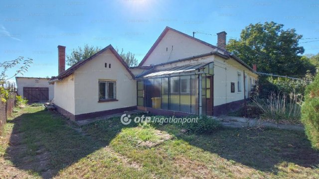 Eladó téglalakás, Mezőhegyesen 8.8 M Ft, 3 szobás