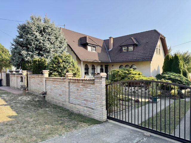 Eladó családi ház, Szekszárdon 135 M Ft, 4 szobás
