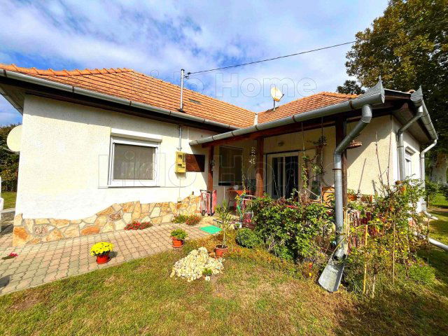 Eladó családi ház, Balatonfenyvesen 0.196 M Ft, 12 szobás