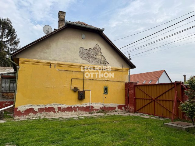 Eladó családi ház, Cegléden 21.5 M Ft, 2 szobás