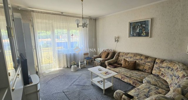 Eladó téglalakás, Komlón, Kossuth Lajos utcában 24.999 M Ft