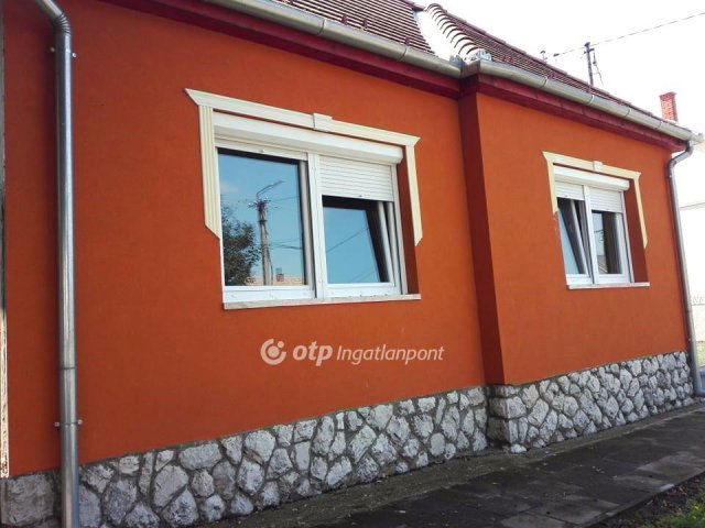 Eladó családi ház, Dombóváron 22.5 M Ft, 2 szobás