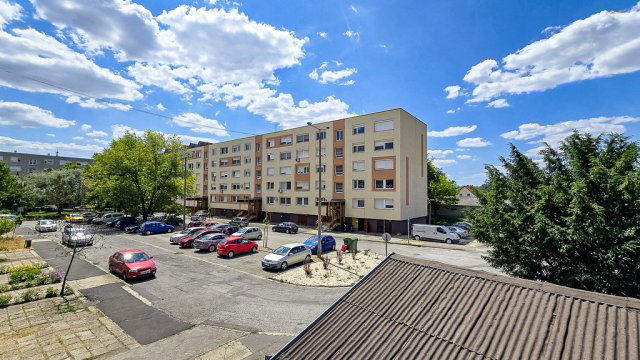 Eladó téglalakás, Szigetszentmiklóson 84.99 M Ft, 4 szobás