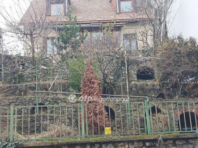 Eladó családi ház, Pécsett 73.8 M Ft, 4 szobás