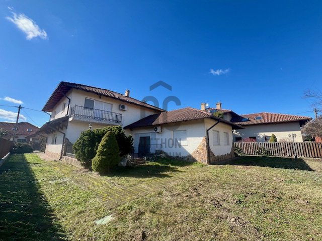 Eladó családi ház, Csömörön 299.9 M Ft, 7 szobás