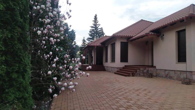 Eladó családi ház, Hévízen 265.625 M Ft, 5 szobás