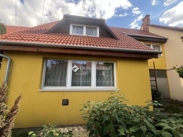 Eladó családi ház, Cegléden 62.9 M Ft, 5 szobás