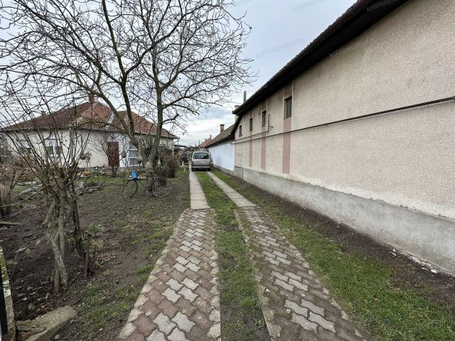 Eladó családi ház, Jászkisérén 27 M Ft, 4 szobás