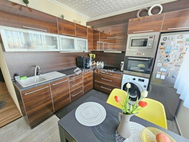 Eladó panellakás, Debrecenben 66.99 M Ft, 3 szobás