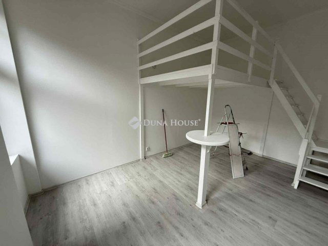 Eladó téglalakás, Budapesten, VI. kerületben 47.9 M Ft, 1 szobás