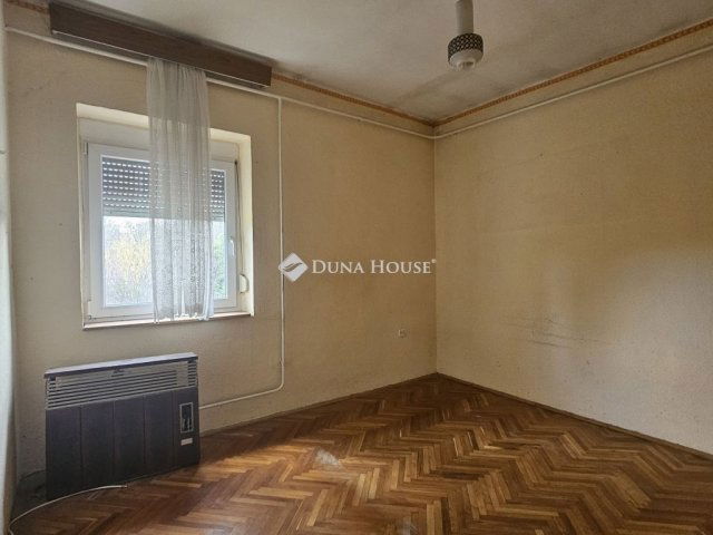 Eladó családi ház, Pécsett 85 M Ft, 7 szobás