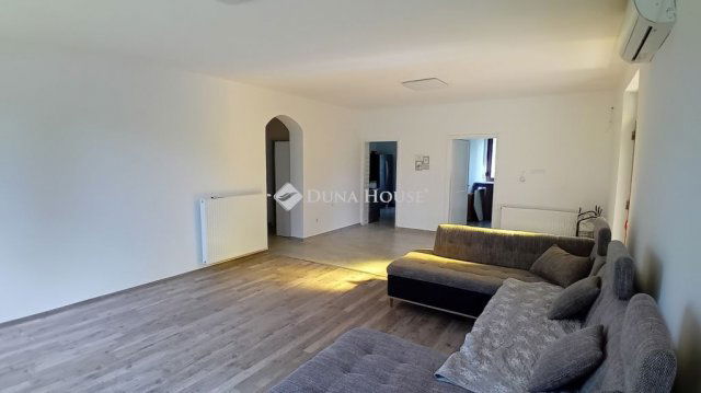 Eladó családi ház, Siófokon 85 M Ft, 7 szobás