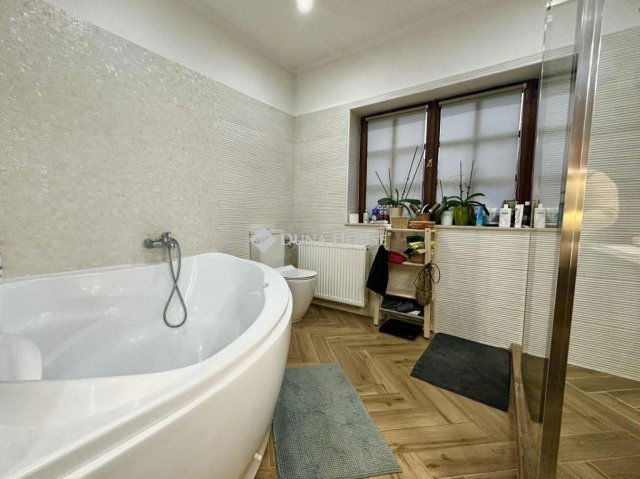 Eladó családi ház, Budapesten, XVI. kerületben 260 M Ft