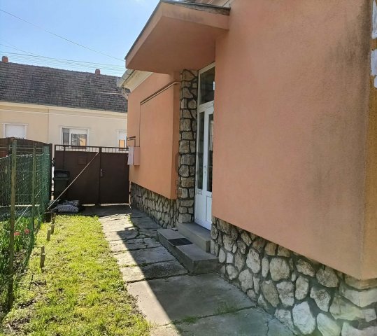 Eladó ikerház, Pápán 48.5 M Ft, 2 szobás / költözzbe.hu