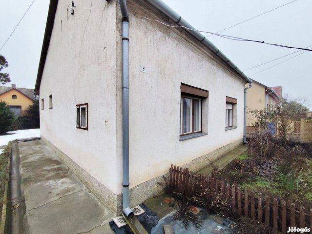 Eladó családi ház, Dombóváron 20 M Ft, 2 szobás