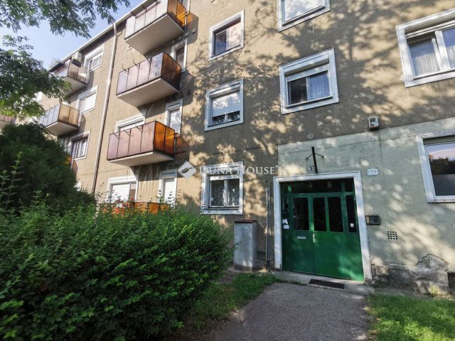 Eladó téglalakás, Tatabányán, Esztergomi utcában 33 M Ft