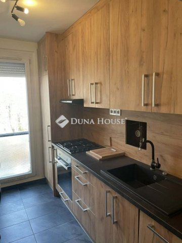 Eladó panellakás, Pécsett, Építők útján 57 M Ft, 2 szobás