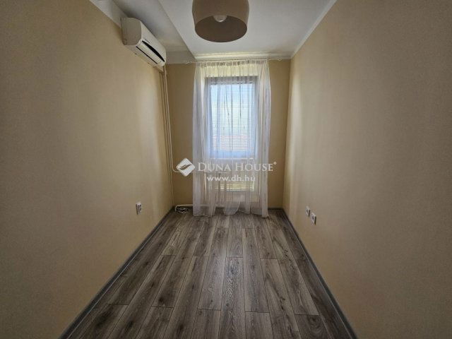 Kiadó panellakás, albérlet, Pécsett 130 E Ft / hó, 2 szobás