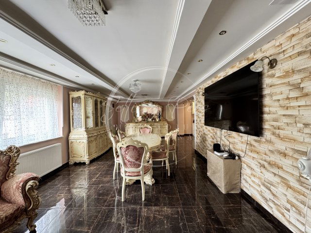 Eladó családi ház, Pécsett, Kakukk utcában 175 M Ft, 6 szobás