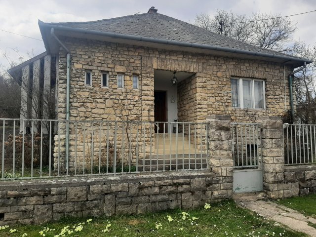 Eladó családi ház, Zircen 68 M Ft, 4 szobás