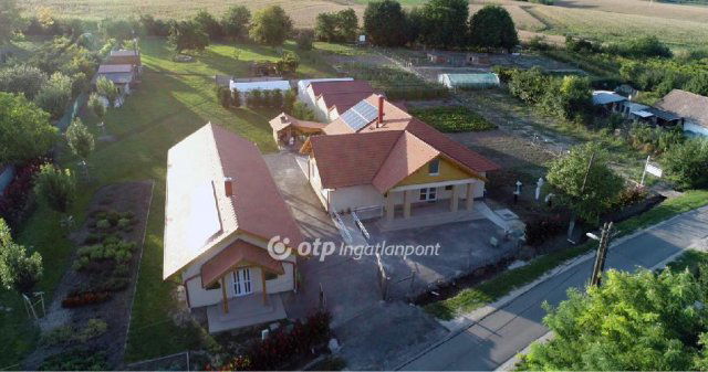 Eladó családi ház, Úrhidán 239 M Ft, 6+7 szobás