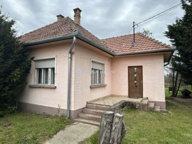 Eladó családi ház, Dánszentmiklóson 36 M Ft, 3 szobás