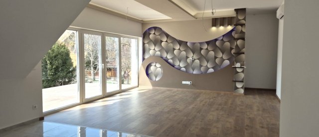 Eladó családi ház, Balatonakarattyán 140 M Ft, 5 szobás