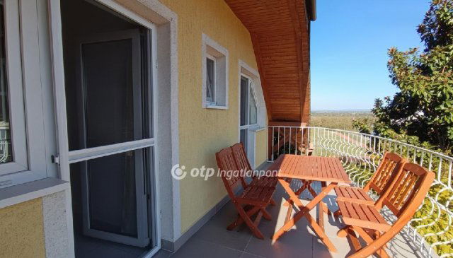 Eladó nyaraló, Balatonbogláron 265 M Ft, 8 szobás